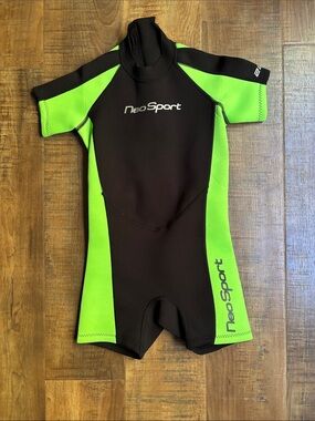 NeoSport Kids' Short Sleeve Shorty Wetsuit size 6 black & Green